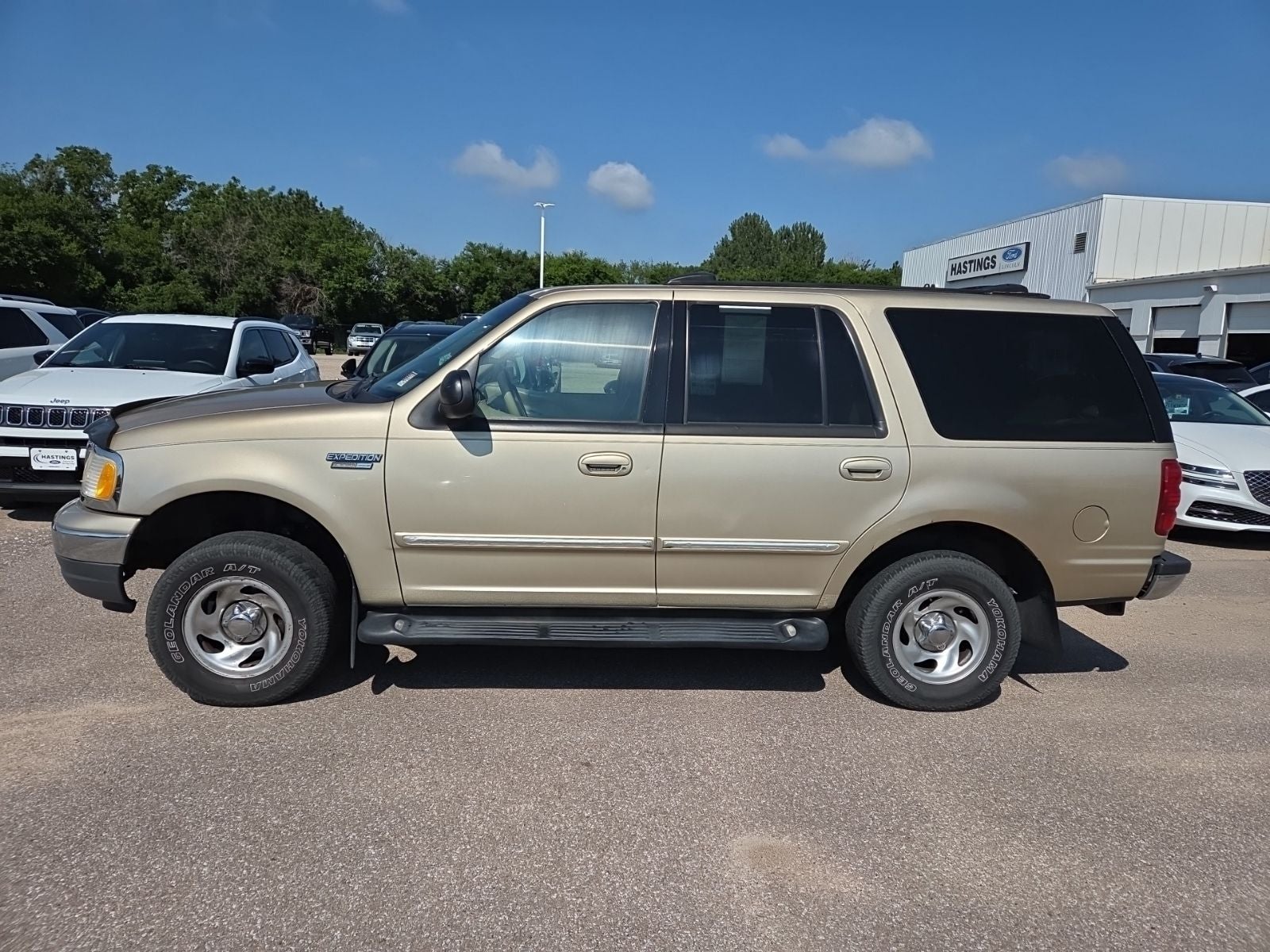 Used 2000 Ford Expedition XLT with VIN 1FMRU1660YLA97560 for sale in Hastings, NE
