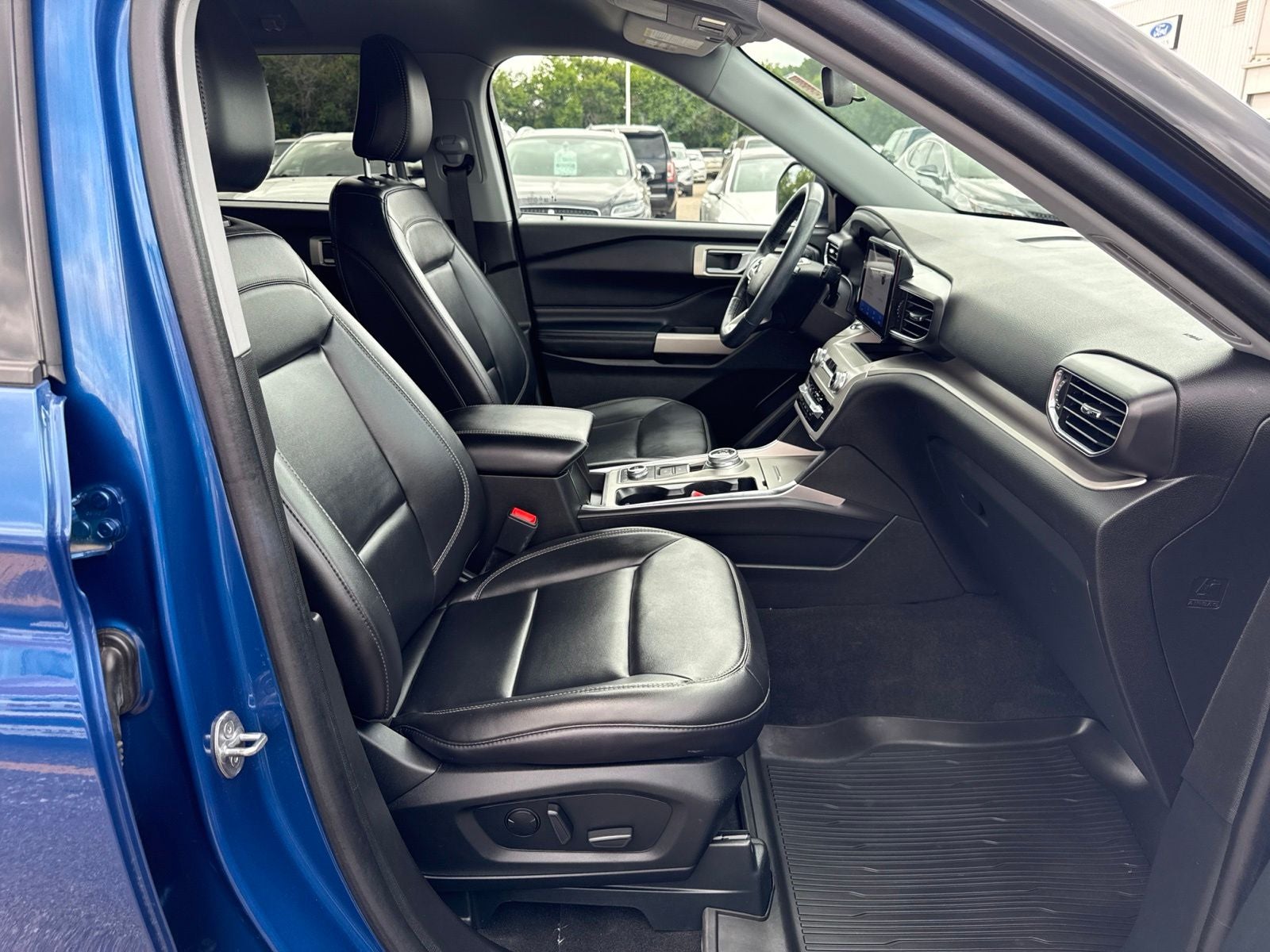 2023 Ford Explorer XLT 202A
