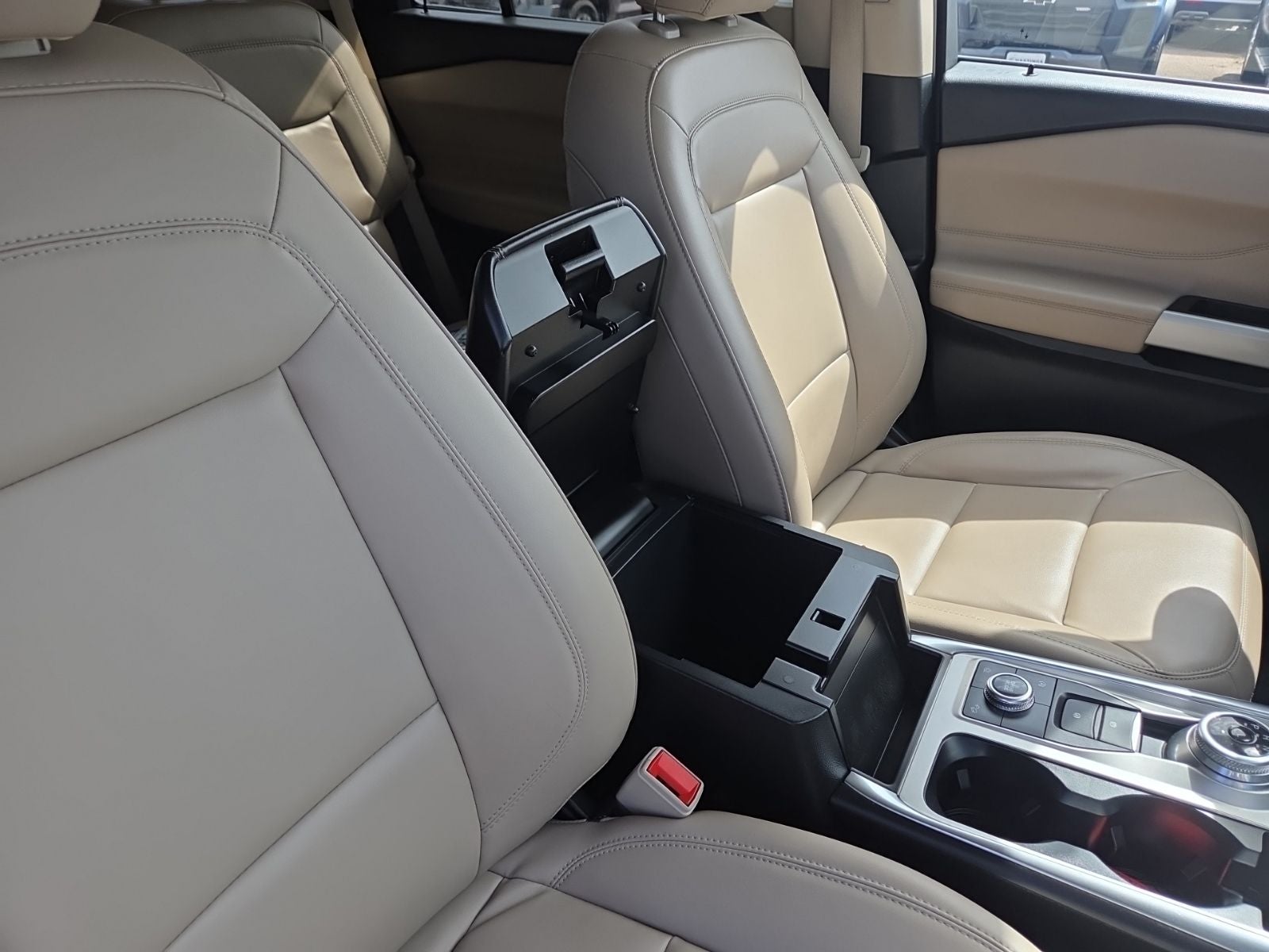2023 Ford Explorer XLT 202A
