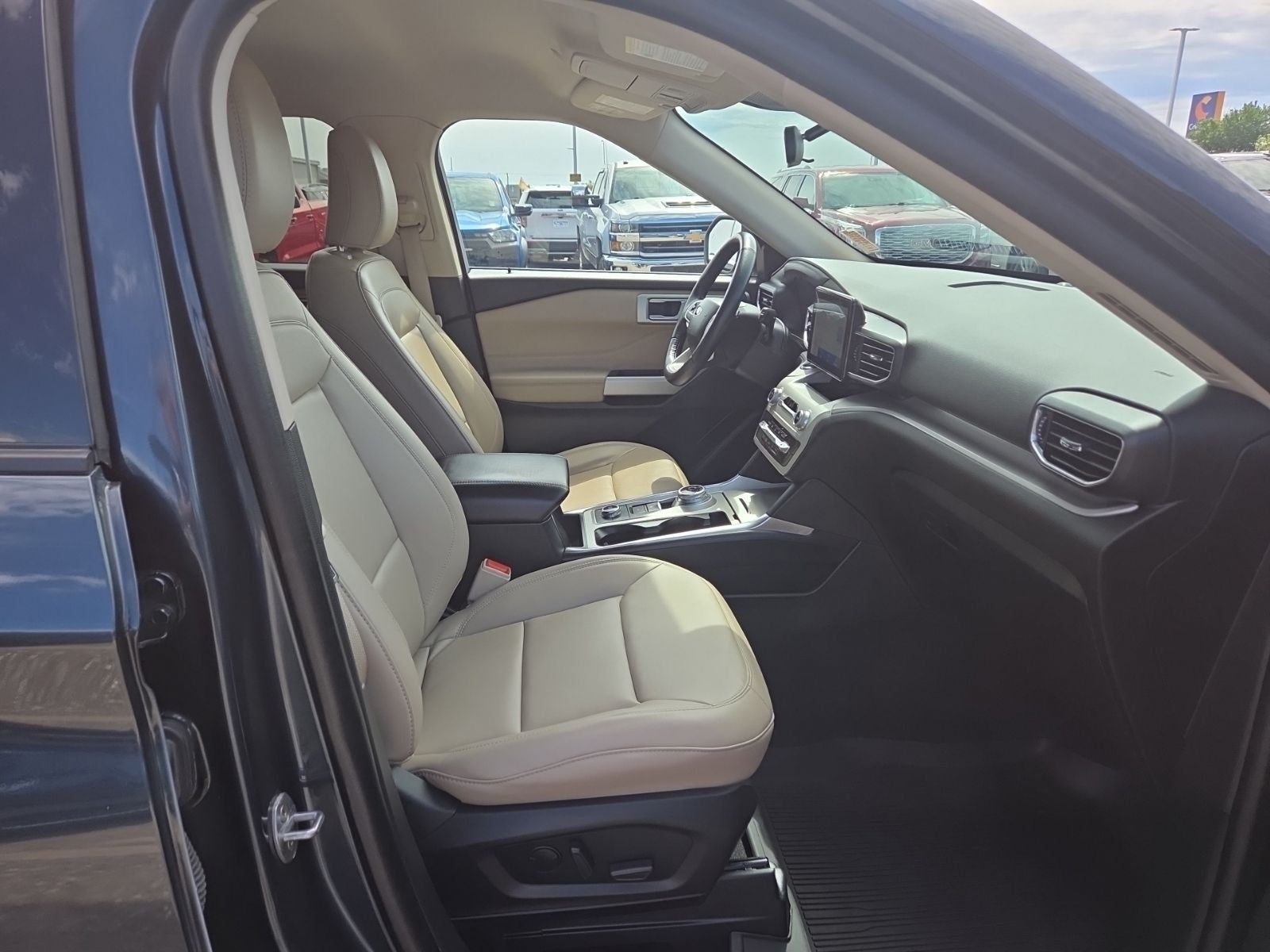 2023 Ford Explorer XLT 202A