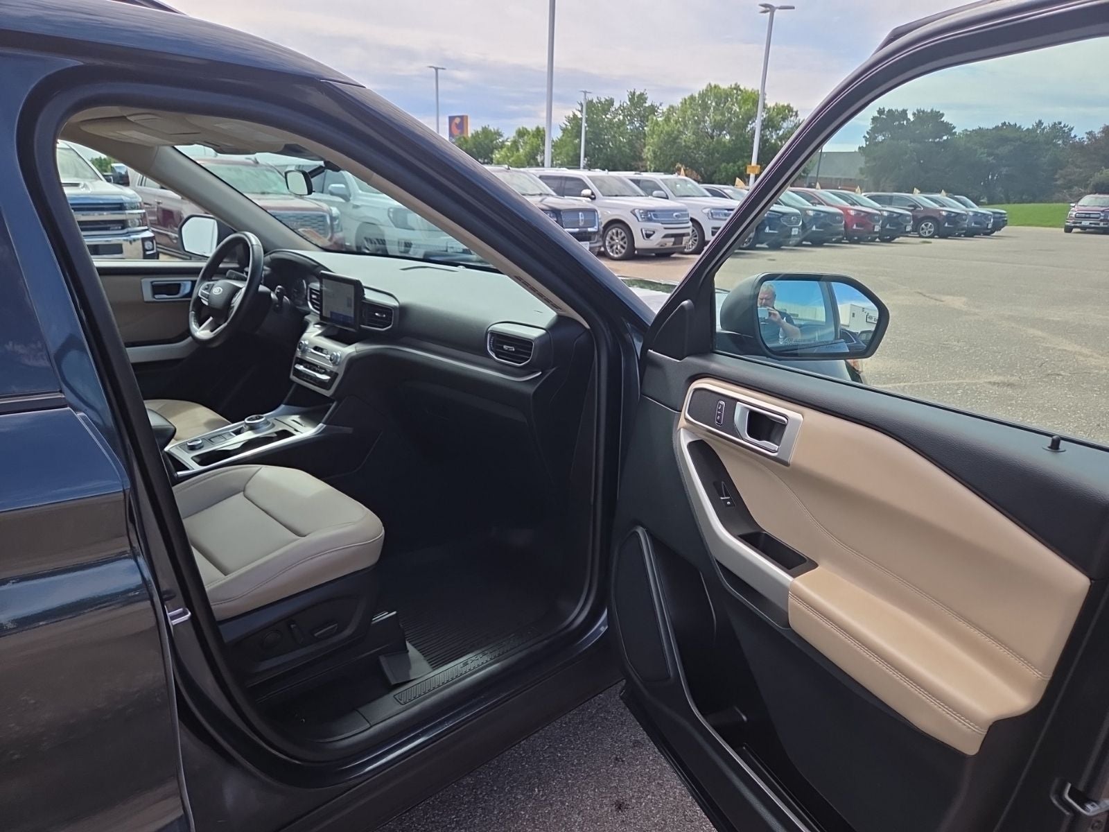 2023 Ford Explorer XLT 202A