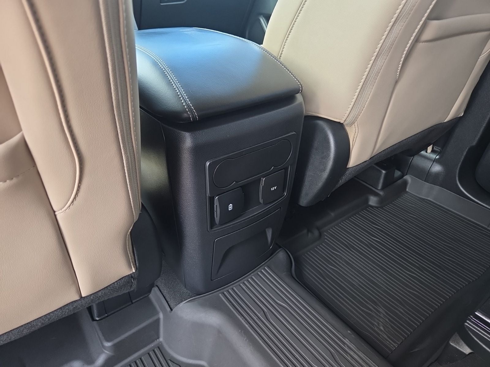 2023 Ford Explorer XLT 202A