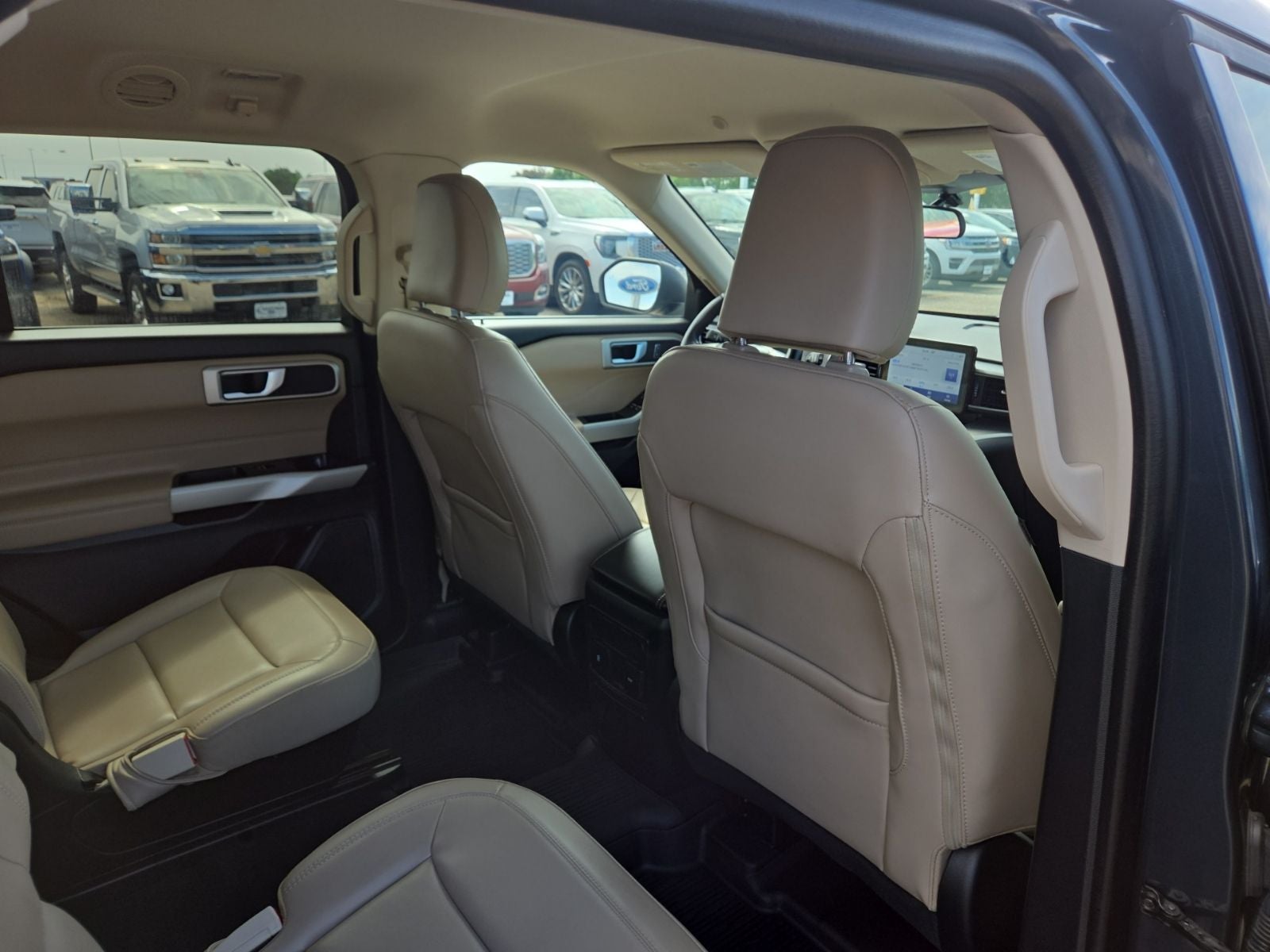 2023 Ford Explorer XLT 202A