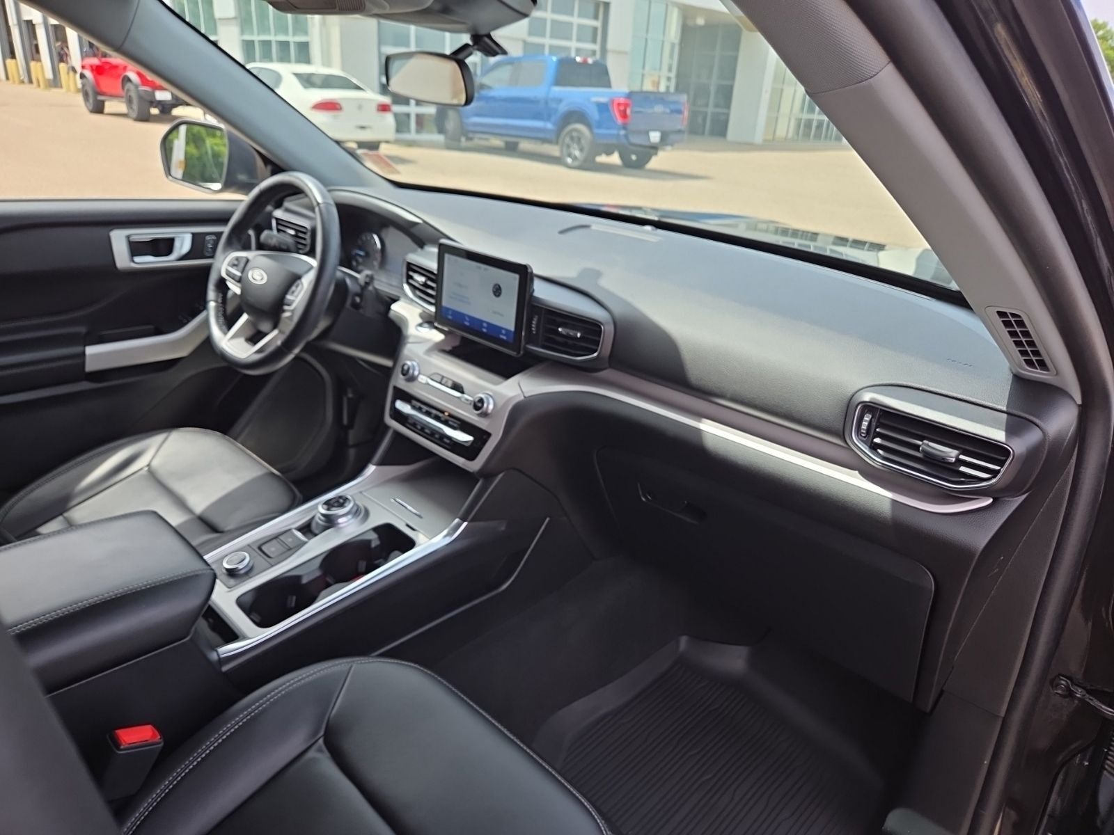2023 Ford Explorer XLT 202A