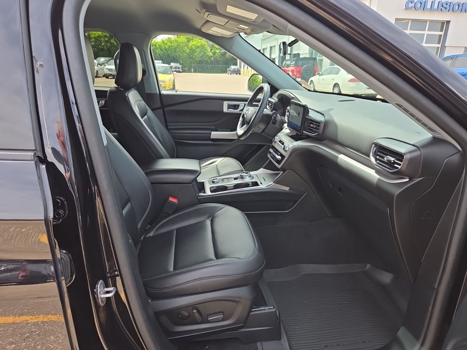 2023 Ford Explorer XLT 202A