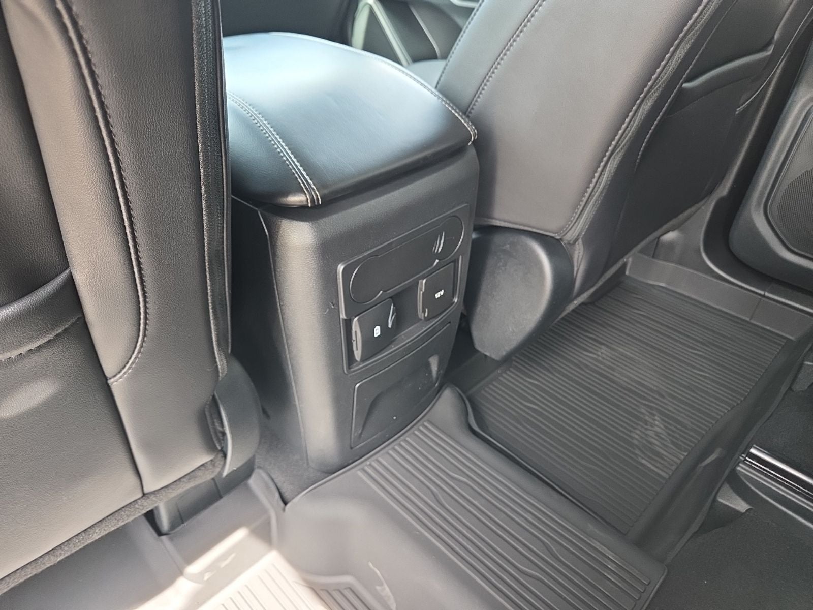 2023 Ford Explorer XLT 202A